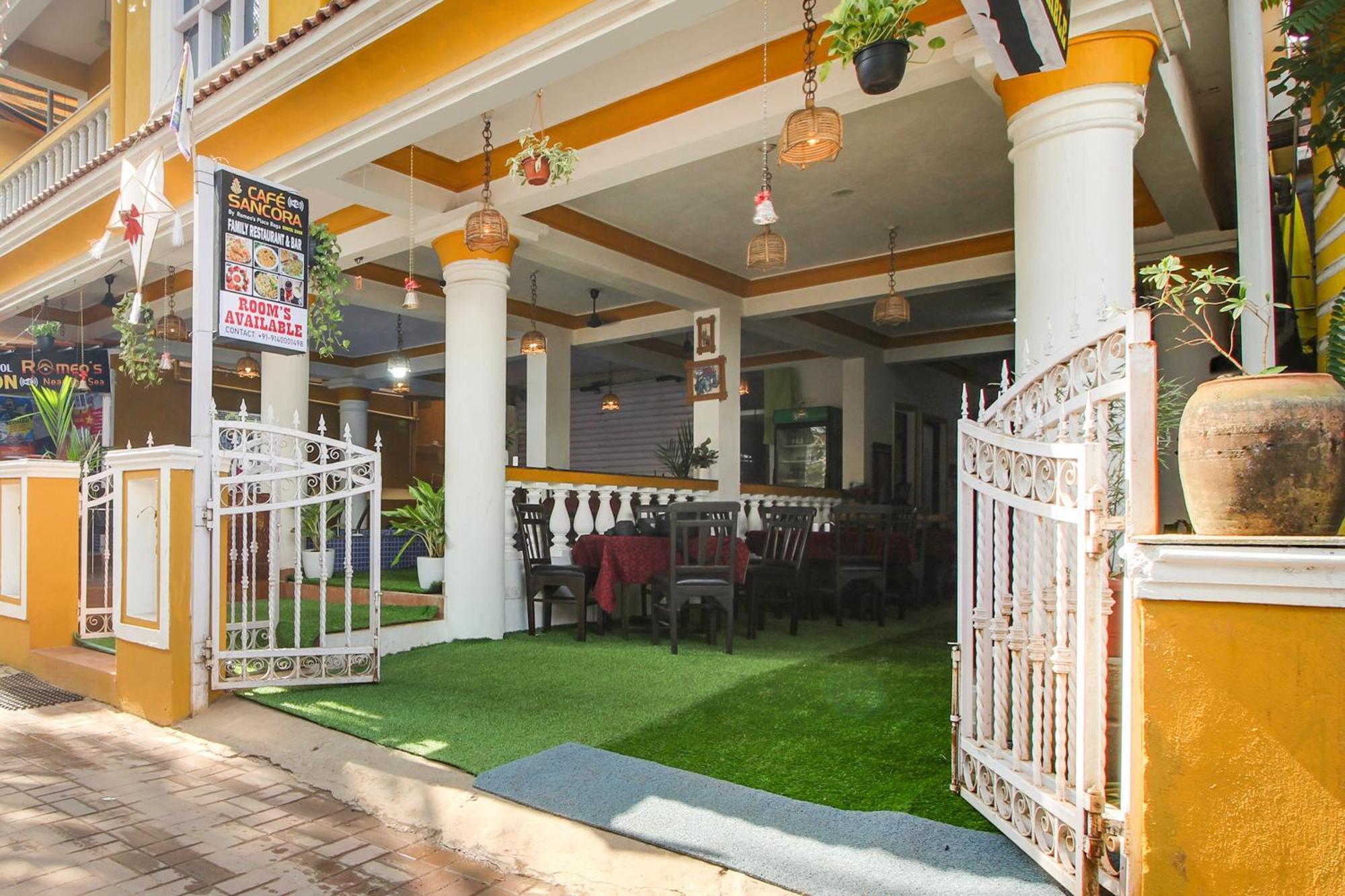 Collection O Romeos Place Baga Beach Hotel Calangute Bagian luar foto