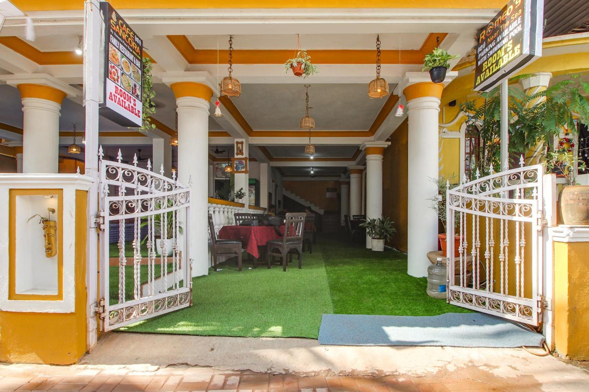 Collection O Romeos Place Baga Beach Hotel Calangute Bagian luar foto