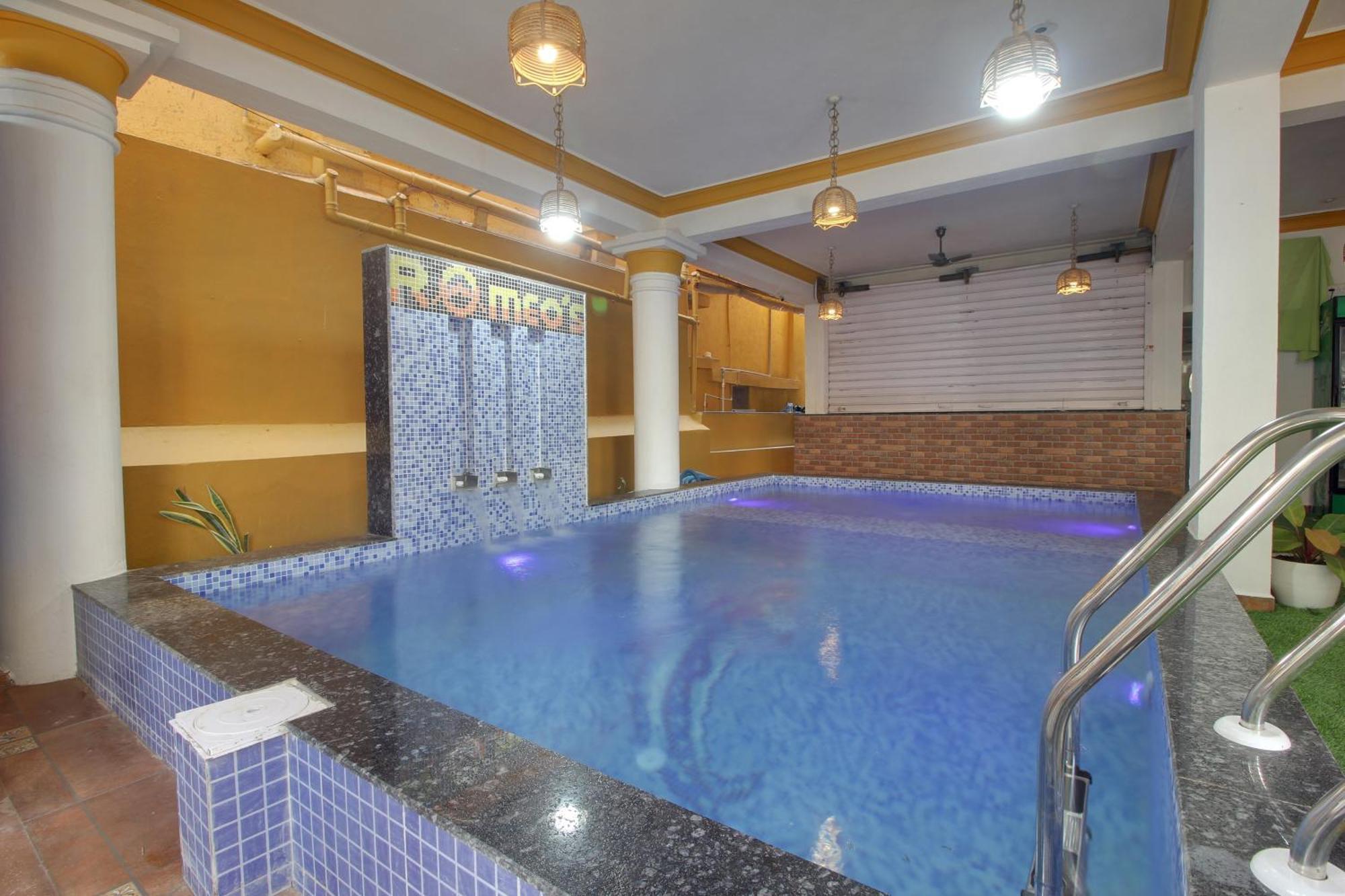 Collection O Romeos Place Baga Beach Hotel Calangute Bagian luar foto