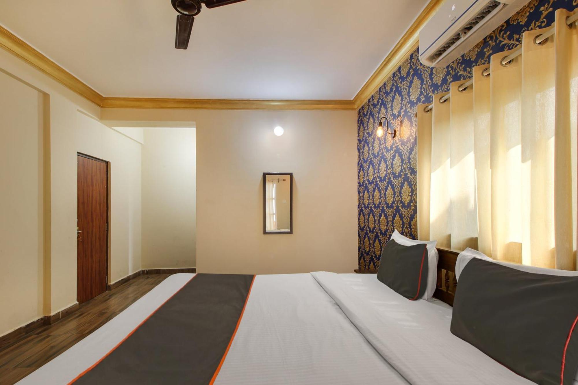 Collection O Romeos Place Baga Beach Hotel Calangute Bagian luar foto