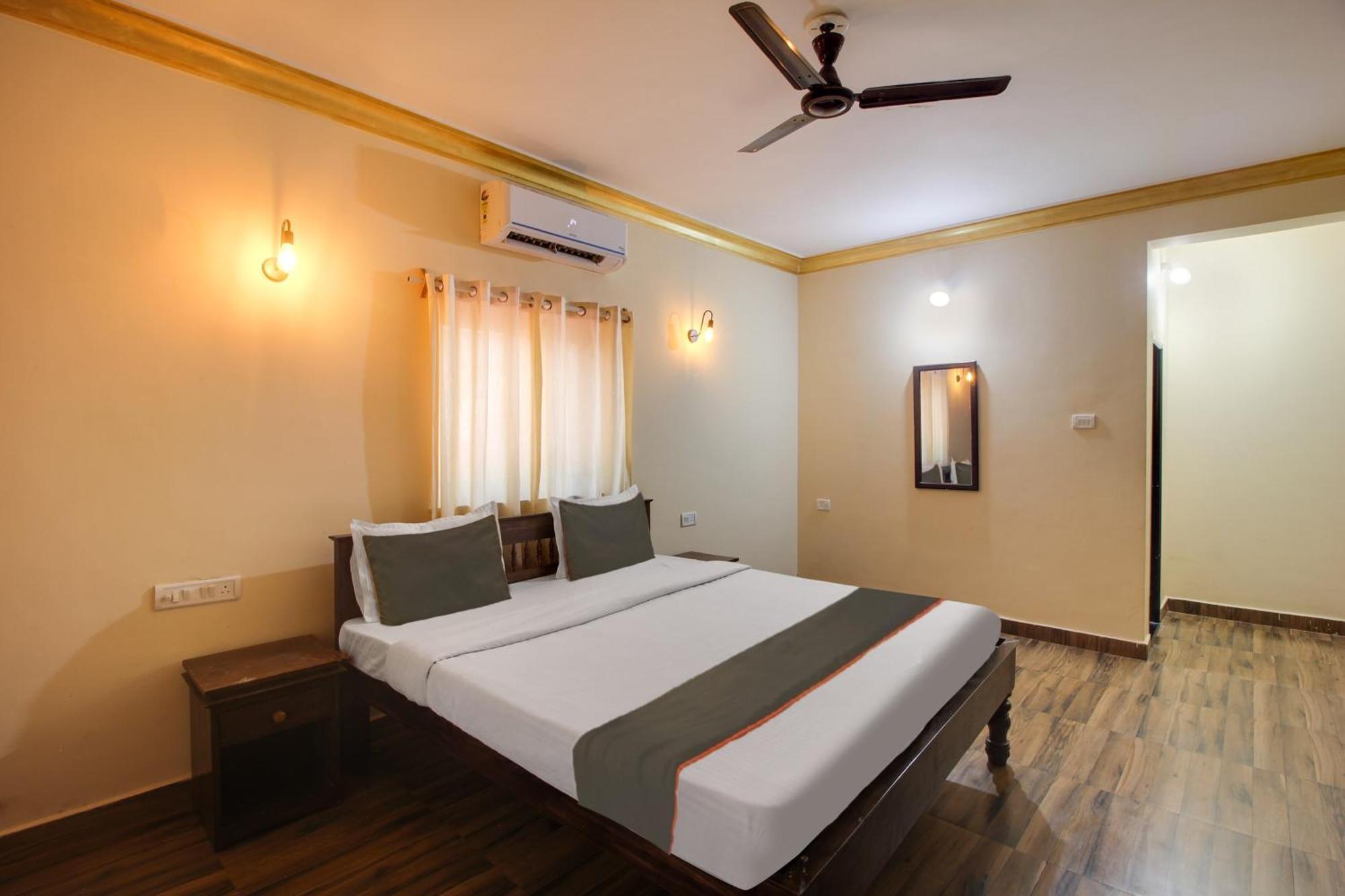 Collection O Romeos Place Baga Beach Hotel Calangute Bagian luar foto