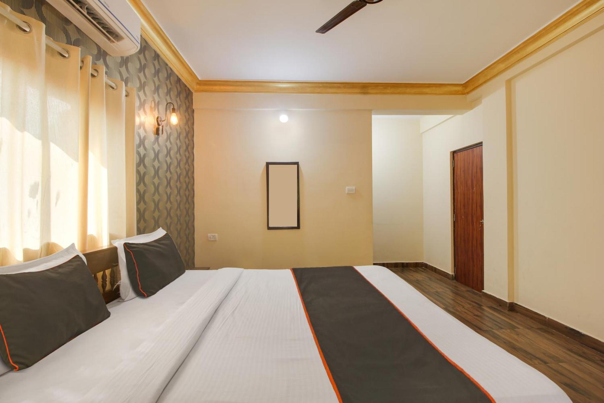 Collection O Romeos Place Baga Beach Hotel Calangute Bagian luar foto
